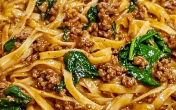 One-Pot Beef and Garlic Parmesan Spinach Pasta