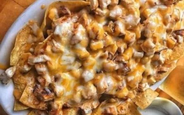 Crockpot creamy chicken nachos!